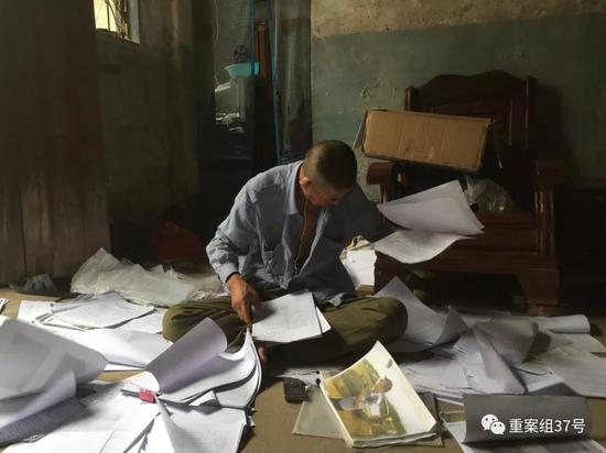 ▲9月5日,梁超的父亲在家整理多年来的案件资料。新京报记者赵朋乐摄