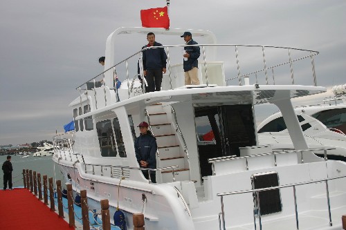 11月9日,厦门市民登上一艘游艇参观体验。11月9日,厦门市五缘湾海域举行“2008中国(厦门)国际游艇帆船展览会”,吸引了不少市民前来参观、体验。目前,游艇产业进入快速发展期。厦门市的游艇制造业已经初具规模,产业链日趋完善。2007年,厦门市游艇制造业产值3.5亿元,出口2423万美元,占全国出口总额18%。新华社记者 项开来 摄
