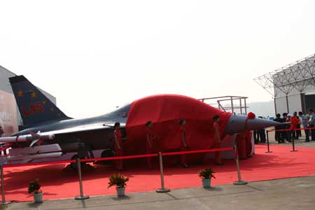 “猎鹰”今揭盖头惊艳航展 中国教练机不输俄美