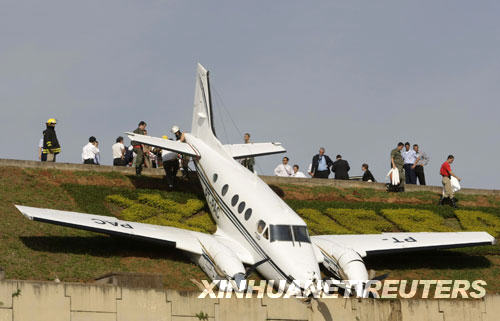 组图：巴西一架小型飞机滑出跑道三人轻伤
