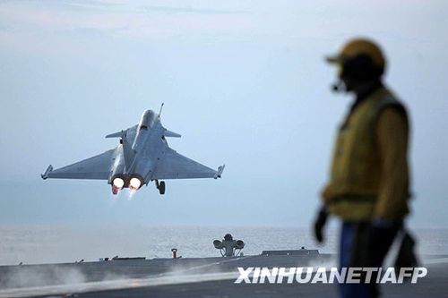 9月24日,两架法国“阵风”战斗机在法国南部地中海海域上空进行飞行测试中坠毁。这是2007年6月5日,一架“阵风”战斗机从法国南部城市土伦起飞的资料照片。新华社/法新