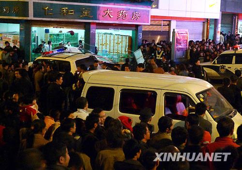 云南镇雄一套牌警车闹市狂飙致1死6伤(图)