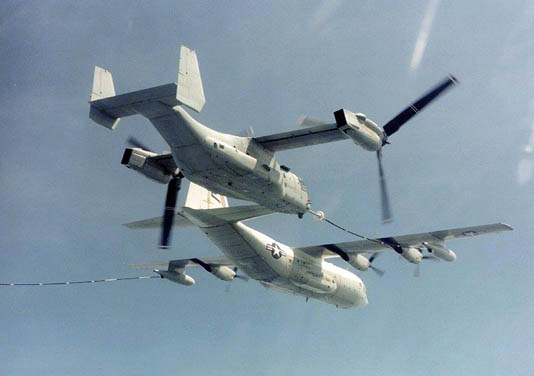 正在执行空中受油的V-22“鱼鹰”多用途飞机