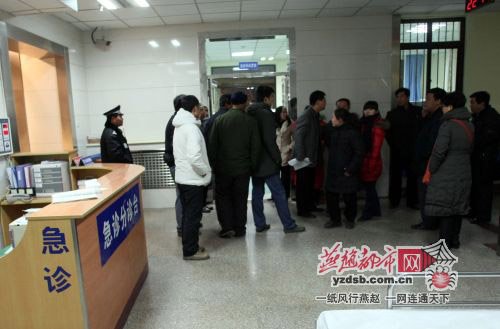 司机醉驾连撞5名大学生致2人重伤(组图)