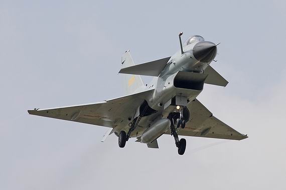 歼十战机空中翱翔