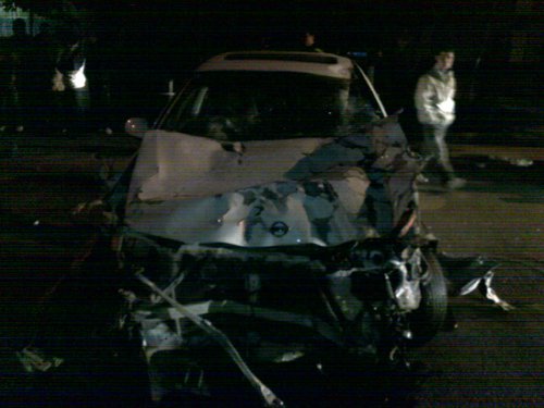 昆明发生酒驾撞车事故 2人受伤轿车几近报废