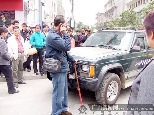 老人称被惊吓拦车5小时要车主跪地道歉(组图)