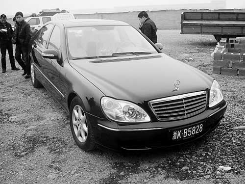 昨天，驾驶员夏某等人已经把奔驰车从交警部门提车离开。