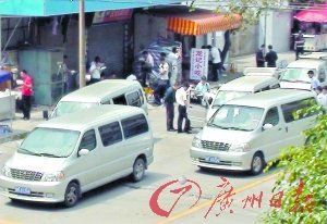 劫匪拒捕开车撞民警 遭警方开枪射杀