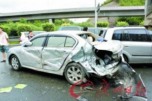 疯狂泥头车连撞11车 一对夫妻卡在车中受伤