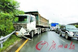 疯狂泥头车连撞11车 一对夫妻卡在车中受伤