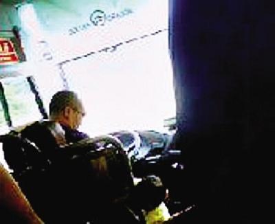 司机高速路开客车逗小孩 无视乘客(组图)