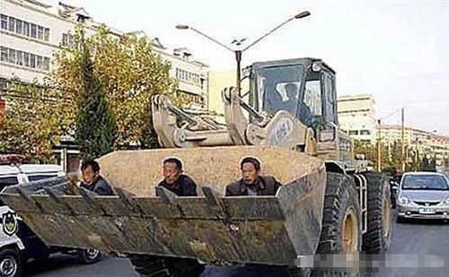 网帖曝"最牛座驾" 轿车后备箱载3人飞奔(图)