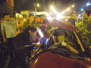 薄洋被卡在车中 本组图片 记者 周翔宇 摄