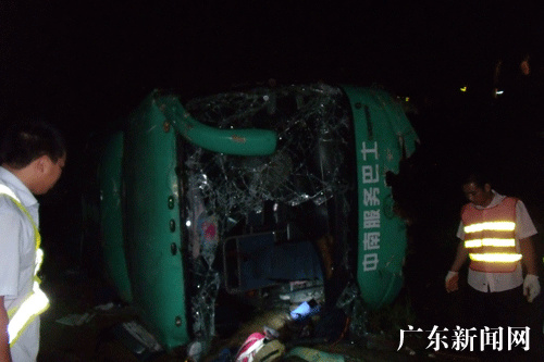 深圳旅游大巴在惠盐高速侧翻 已致40余人伤亡(组图)