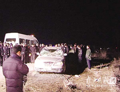 失事车辆被打捞出水面。 梅建明 摄