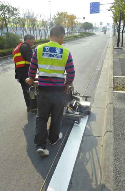 高新南区完善道路交通标线