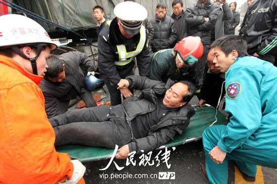 1月18日上午，救援人员紧急抢救京港澳高速公路河南许昌段撞车事故中的伤员。