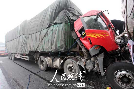 1月18日上午在京港澳高速公路河南许昌段拍摄的交通事故现场。