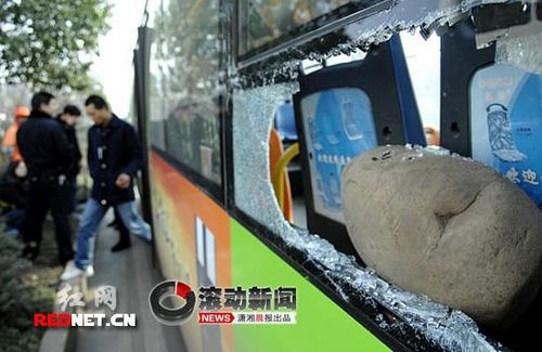 被石头砸坏的公交车窗  图/潇湘晨报 陈勇