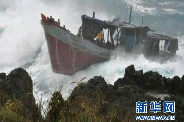  这张2010年12月15日发布的视频截图显示，一艘难民船在澳大利亚北部圣诞岛海岸附近触礁。