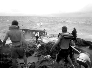 　救援 救援人员准备下海救援，15日的沉船事故造成27人遇难，40余人获救。