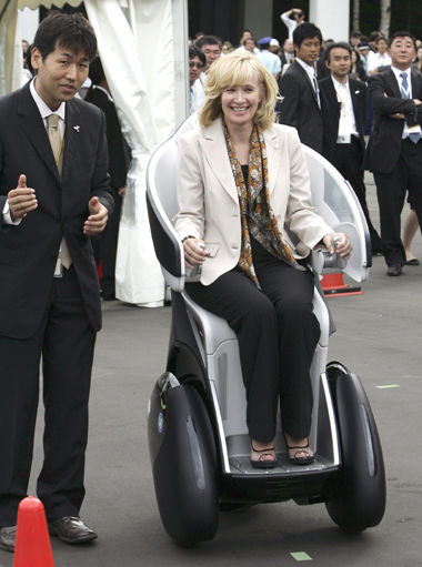 2008年7月加拿大总理哈珀的夫人劳琳驾驶“i-Real”
