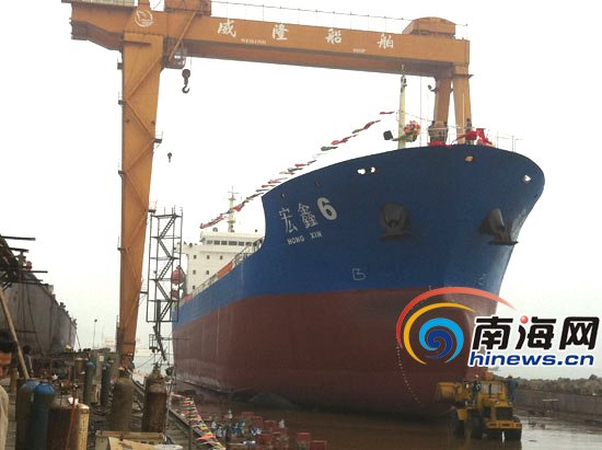 海南第一艘万吨货轮试航 长140米载重13800吨