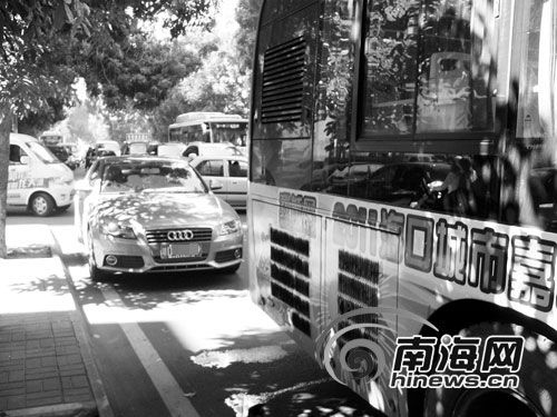 奥迪车被刮蹭 车主派手下10余人围殴公交司机