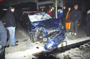 肇事的轿车撞得面目全非（热心读者提供）