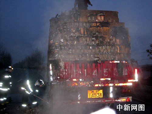 江苏泰州一辆载3700多瓶白酒货车起火