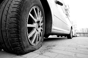 好几辆车的前胎已经完全瘪下去了。