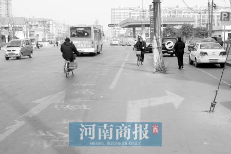　郑州市索凌路与国基路交叉口，右拐道中间立着的电线杆和斜拉电缆很“挡路” 商报记者 王春胜/摄