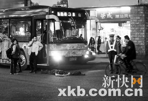 ▲该男子撞上3路公交车,倒地后一动不动。