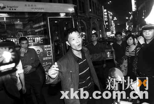 当救护车到达现场后,男子(中)突然爬起来,声称自己"被几万人迫害"。