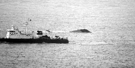 27日，韩国海军“天安”号警戒艇（右）在朝鲜半岛西部海域沉没，一艘海事警察巡逻船在附近救援。新华社发