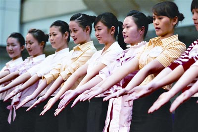 参赛选手做出各种规定动作,比赛形象、气质、亲和力等。记者梁超 摄