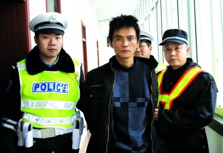 昨日,渝北区,被交巡警擒获的肇事男子张某 通讯员 王成志 摄