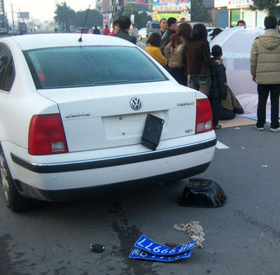 肇事车及被拆下的车牌