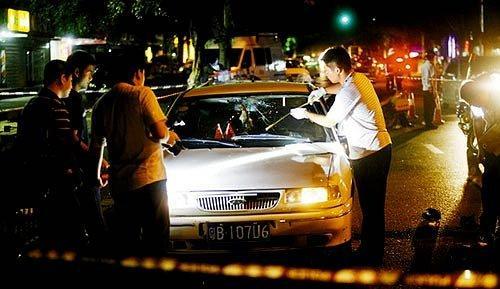 拒绝检查 深圳疯狂车主猛撞2名执勤警察