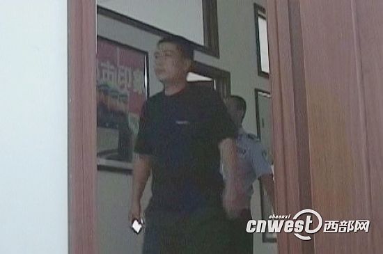 打人的未央交警中队长（陕西电视台《都市快报》视频截图）