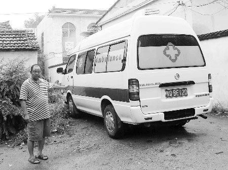 死者孙永军的亲戚怒斥，病人转院时却找不到救护车。 