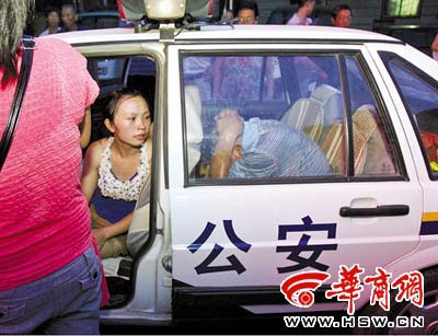 孩子母亲悲伤过度，哭累了的她坐在警车里不住地质问肇事司机：“别光说对不起，说怎么办！” 本报记者 李晖 摄