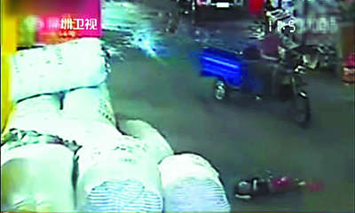 ▲视频中，第四个出现的是在小货车后的骑三轮车男子（视频截图）