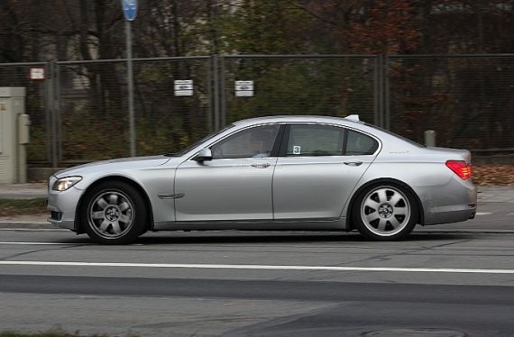 宝马7系纯电动版i轿车原型车谍照曝光