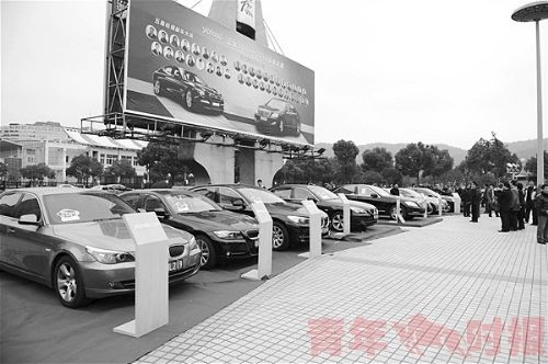 用于奖励的奔驰宝马(图由主办该年会的公司提供)