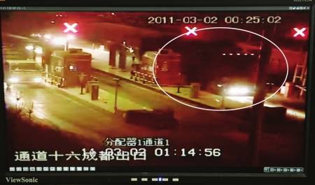 绕城高速路成龙路站货车冲关被挡获(视频截图)