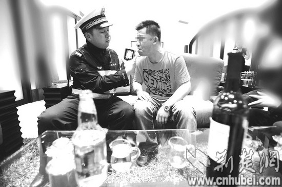 图为：志愿者“以身试酒”