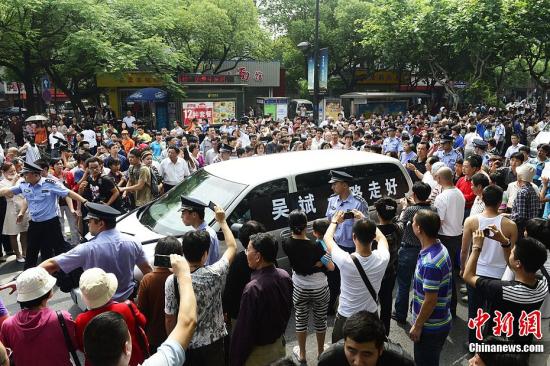 6月4日下午，杭州“最美司机”吴斌出殡，数万民众自发而来为送别最后一程。图为送别现场。中新社发李忠摄图片来源：CNSPHOTO