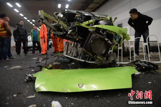 2015年4月12日消息，北京。昨晚9点多，在大屯路隧道北沙滩段，一辆兰博基尼和一辆法拉利发生交通事故，其中一名司机受轻伤。谭青 摄 CFP视觉中国